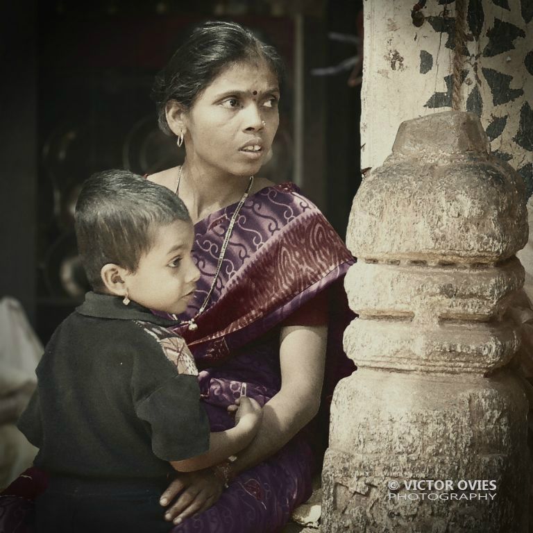 Gokarna village - Mother and child in the market outside Ganapati Temple